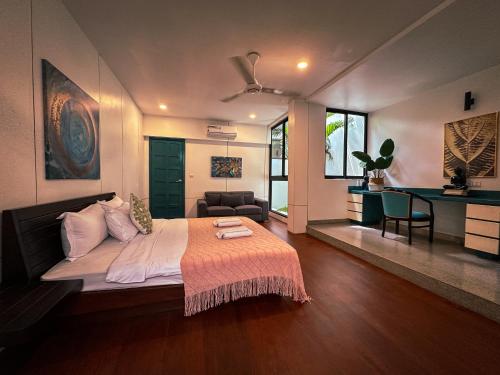 Un dormitorio con una cama, un sofá y una mesa. en Tropical Garden House, en Siem Reap