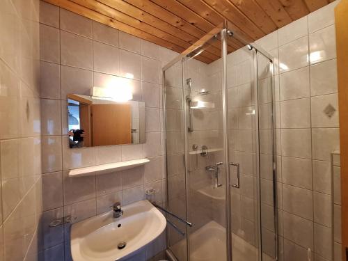 ein Badezimmer mit Glasdusche und Waschbecken in der Unterkunft Appartements Rosmarie in Fendels