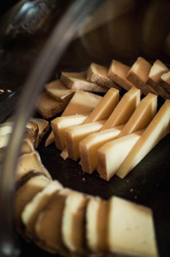 Er staat eten in de oven. bij The Originals City, Hôtel Les Caps, Saint-Brieuc Est in Lamballe