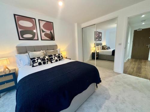 ブラックネルにあるModern 1 bed apartment, The Grand Exchangeの大きなベッドと鏡のある寝室