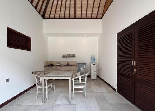 ein Esszimmer mit Tisch und Stühlen in der Unterkunft Zoe Villa Canggu Bali in Canggu