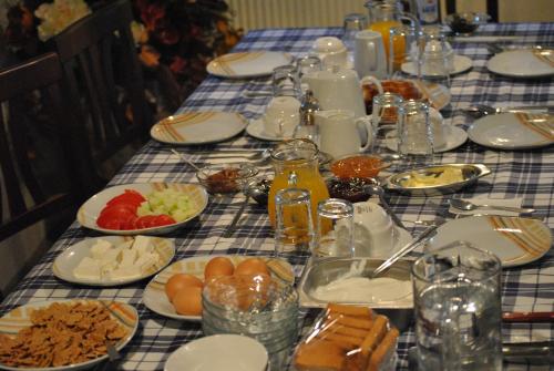 Rohami في Kalentzi: طاولة طويلة عليها أطباق من الطعام