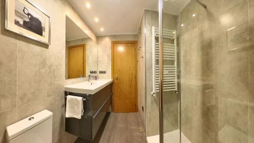 a bathroom with a sink and a shower at Mirador de Sanvi - tucasaenlospirineos in Sallent de Gállego