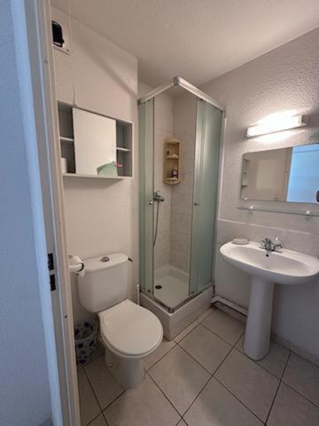 une salle de bains avec douche, toilettes et lavabo dans l'établissement Frontignan, à Frontignan