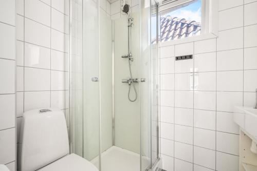 ein weißes Badezimmer mit Dusche und Toilette in der Unterkunft Charming Townhouse - Walk Everywhere! in Bergen