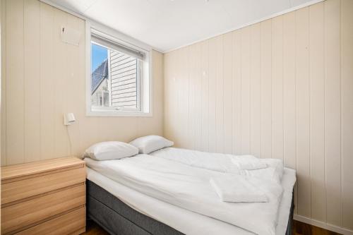ein kleines Schlafzimmer mit einem Bett und einem Fenster in der Unterkunft Charming Townhouse - Walk Everywhere! in Bergen