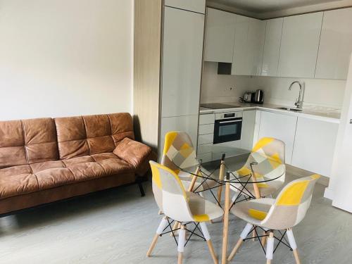 a living room with a table and chairs and a couch at Charming 1 Bedroom Flat in the Heart of Uxbridge in Uxbridge