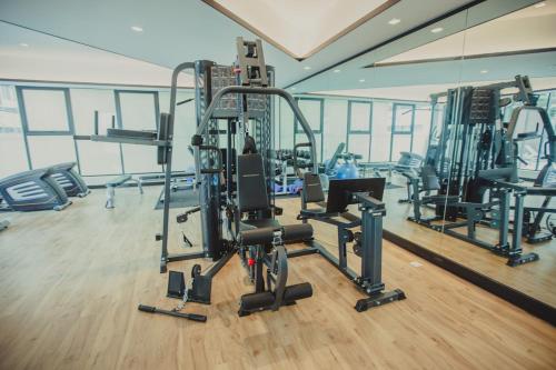 einen Fitnessraum mit mehreren Laufbändern und Laufbändern in der Unterkunft Paradigm Residence 4pax TV Box NO Washer Dryer in Johor Bahru