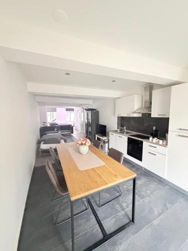 Una cocina o cocineta en Rooftop Terrace Escape in the Heart of Maastricht