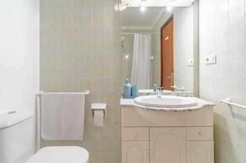 a bathroom with a toilet and a sink at Apartamento Mormor in Las Lagunas Mijas