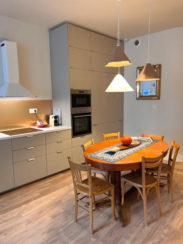 Una cocina y un comedor con mesa y sillas. en Appartement de charme en plein cœur du centre historique - Parking Public Gratuit -, en Avallon