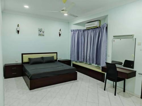 a bedroom with a bed and a desk and a chair at Be Stay Ipoh with parking - 14pax, 5Rooms in Ipoh