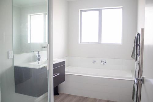 Ένα μπάνιο στο Sunny, Modern 3-Bedroom Home in Richmond, Nelson