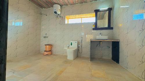 une salle de bain avec toilettes et lavabo dans l'établissement Abu Safari, à Sām