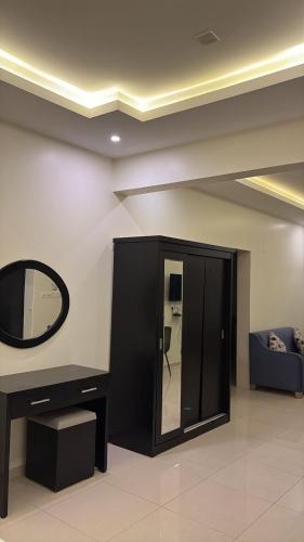 ハミース・ムシャイトにあるشقق الخيول الذهبية للشقق المخدومة -2のドレッシングルーム(鏡、洗面化粧台付)