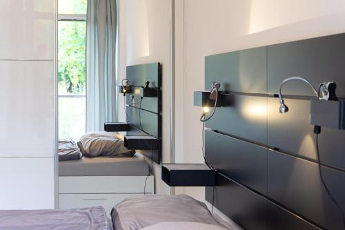 ein Schlafzimmer mit zwei Betten und einem Spiegel in der Unterkunft Szyndzielnia Park no 23 # z kortem tenisowym, rowerownią # LUX # nestapartmenty in Bielsko-Biała