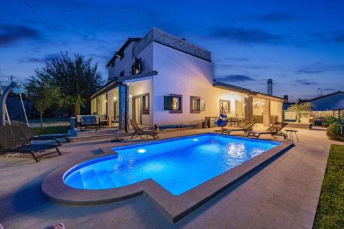 Villa Renata for 11 people with private heated pool & pet friendly