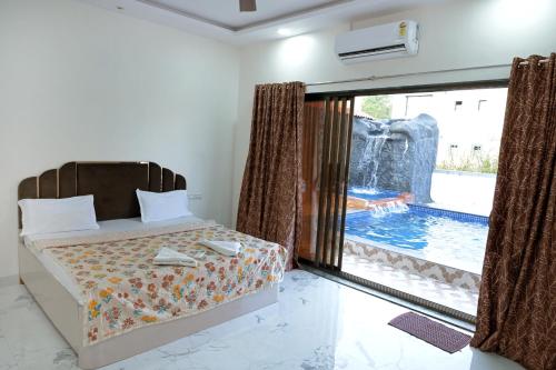 ein Schlafzimmer mit einem Bett und einem Swimmingpool in der Unterkunft Miraval Vista in Malavli