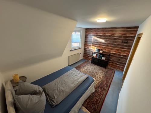 a small room with a bed and a window at Ferienhaus WorkersParadise in Elxleben