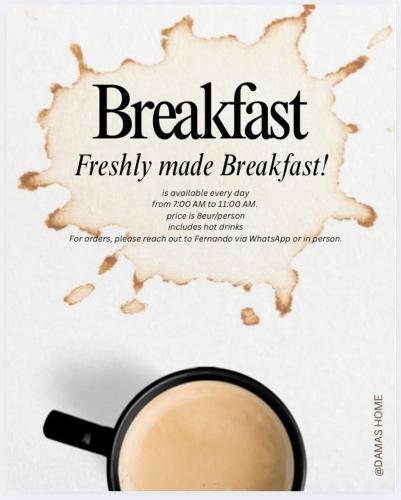 eine Tasse Kaffee mit den Worten Frühstück frisch zubereitetes Frühstück in der Unterkunft Charming Studio of a22 w option breakfast in Portimão