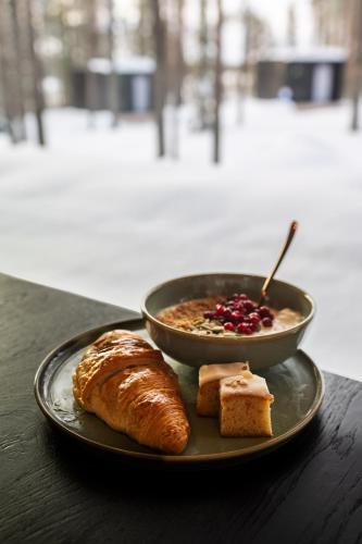 um prato de comida com uma tigela de cereal e pão em Levi OloResort em Levi