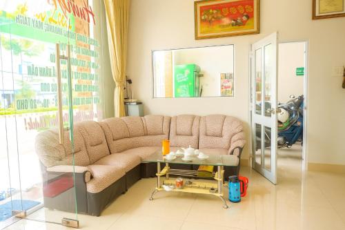 a living room with a couch and a table at Khách sạn Hương Sen Sa Đéc in Sa Ðéc