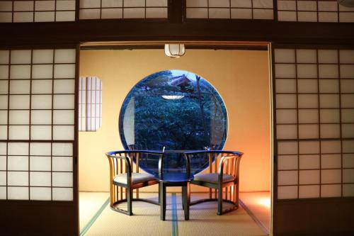 a blue table and two chairs in a room at 塵表閣本店 in Yamanouchi