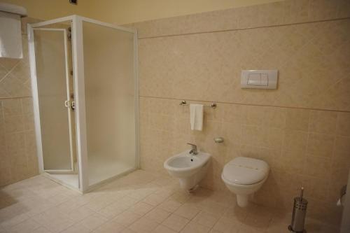 a bathroom with a toilet and a shower at Bel Sito Hotel Due Torri in Manocalzati