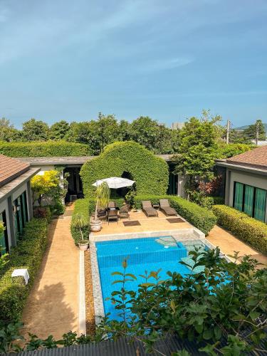 an image of a swimming pool in a yard at BaanMee Phuket near Chalong Pier in Chalong