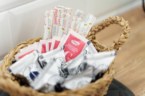 カゾーリアにあるHouse Marisa 5 minutes from the airportのテーブルの上には贈り物と本が詰まったバスケットがある
