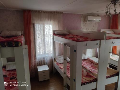 - 2 lits superposés dans un dortoir aux murs roses dans l'établissement Hostel "OrmaNOVA", à Almaty