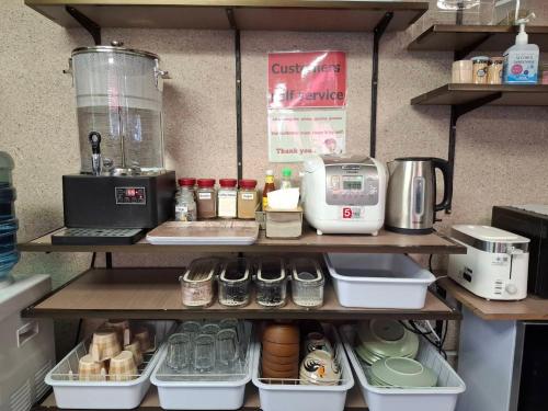 une étagère avec une cafetière et d'autres ustensiles de cuisine dans l'établissement Nonoteru Chiang Mai , KamPhaengDin, à Chiang Mai