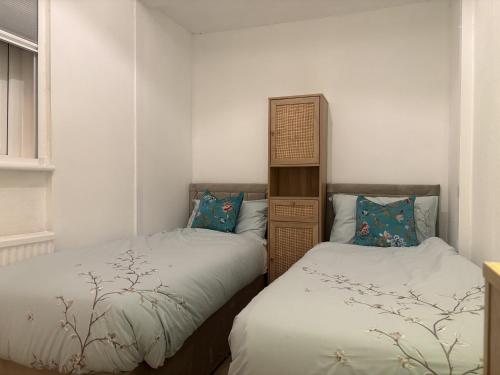 En eller flere senge i et værelse på 2 Bed Apartment in Addlestone Free Parking