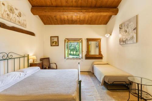 een slaapkamer met 2 bedden en een tafel bij Villa Delle Vigne in Novilara