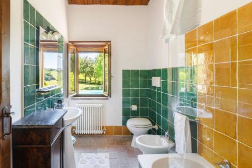 een badkamer met toilet, wastafel en bad bij Villa Delle Vigne in Novilara