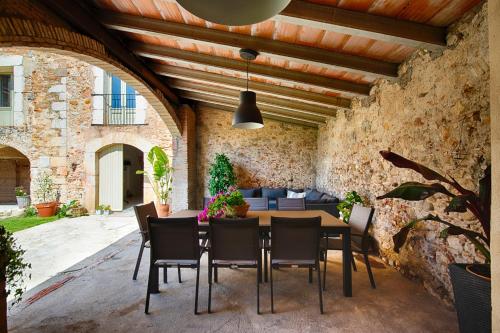 a dining room with a table and chairs at Mas Piarnau in Vilasacra