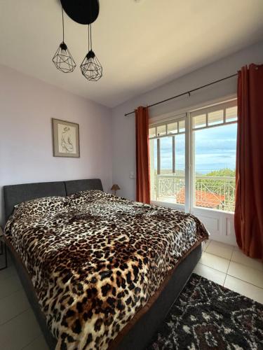 En eller flere senge i et værelse på Eleni's Seaview House