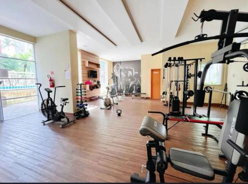 ein Fitnessstudio mit vielen Trainingsgeräten in einem Raum in der Unterkunft Apartamento Torres Dumont 3 quartos Hangar COP 30 e CÍRIO in Belém