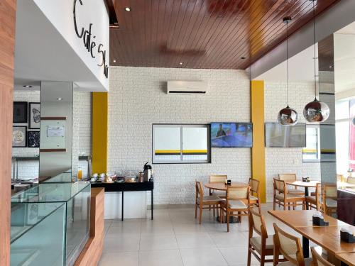 un restaurant avec une salle à manger dotée de tables et de chaises dans l'établissement Star Hotel Limoeiro, à Limoeiro