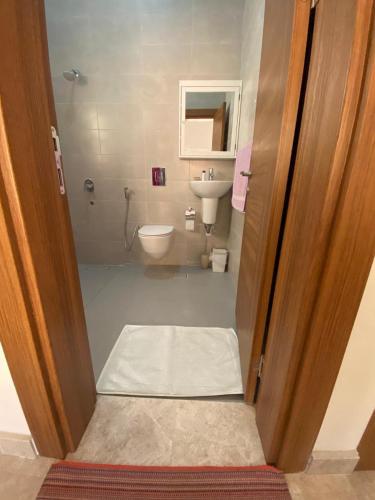 Bilik mandi di Sunset Views Apartment Flat