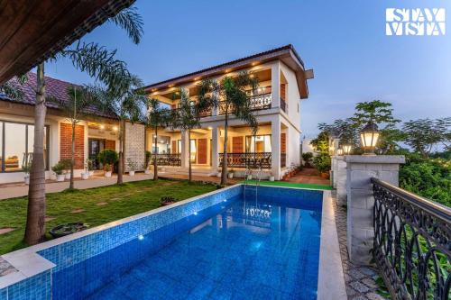 Afbeelding uit fotogalerij van StayVista at Bella Villa with Bathtub, Pool, WiFi in Asangaon
