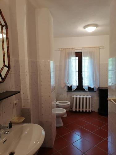 a bathroom with a toilet and a sink at Agriturismo Cascina Frati in Canelli