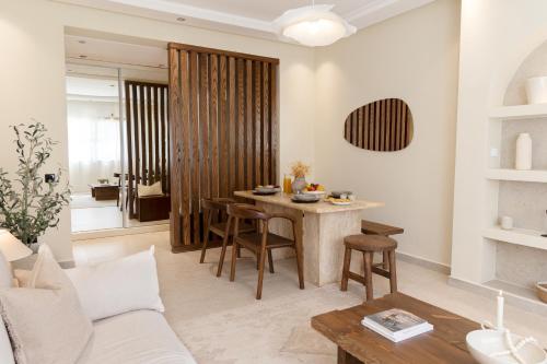 a living room with a table and a couch at Bayt Tasnim - Résidence familiale sécurisée avec jardin privé in Tangier