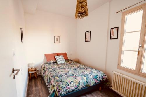 a bedroom with a bed and a window at Grande maison de ville MALO LEONE 250m2 pour 15 personnes proche du Puy du Fou in Mauléon