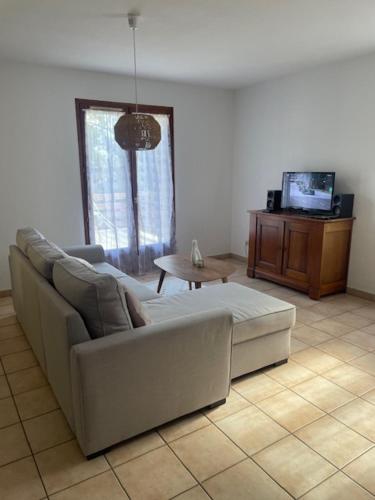 TV a/nebo společenská místnost v ubytování La campagne près de la ville