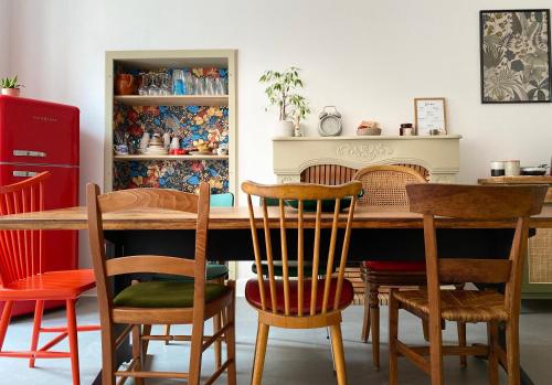 a dining room with a wooden table and chairs at Grande maison de ville MALO LEONE 250m2 pour 15 personnes proche du Puy du Fou in Mauléon