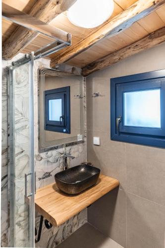 a bathroom with a sink and a mirror at Guesthouse Iris in Tsagarada