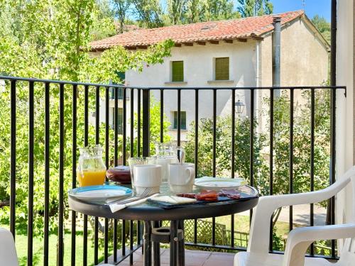 une table avec de la nourriture et des boissons sur un balcon dans l'établissement Hotel Rural Villa Liquidámbar, à Torrecilla en Cameros