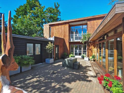 ein Gebäude mit einer Statue davor in der Unterkunft Canterbury's Best Kept Secret! Unforgettable Home! in Canterbury