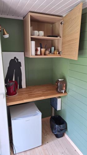 a kitchen with a desk and a shelf with dishes at Hubane majake Setomaa looduses in Leimani